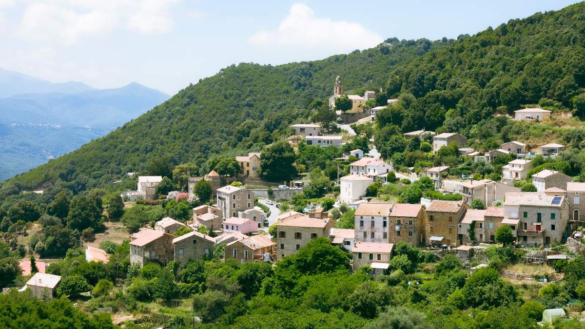 Toits en tuile canal et maisons de Corse, illustration pour la rénovation de toiture à Furiani