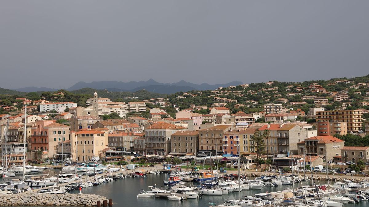 Toits en tuile canal et maisons de Corse, illustration pour la rénovation de toiture à Zonza