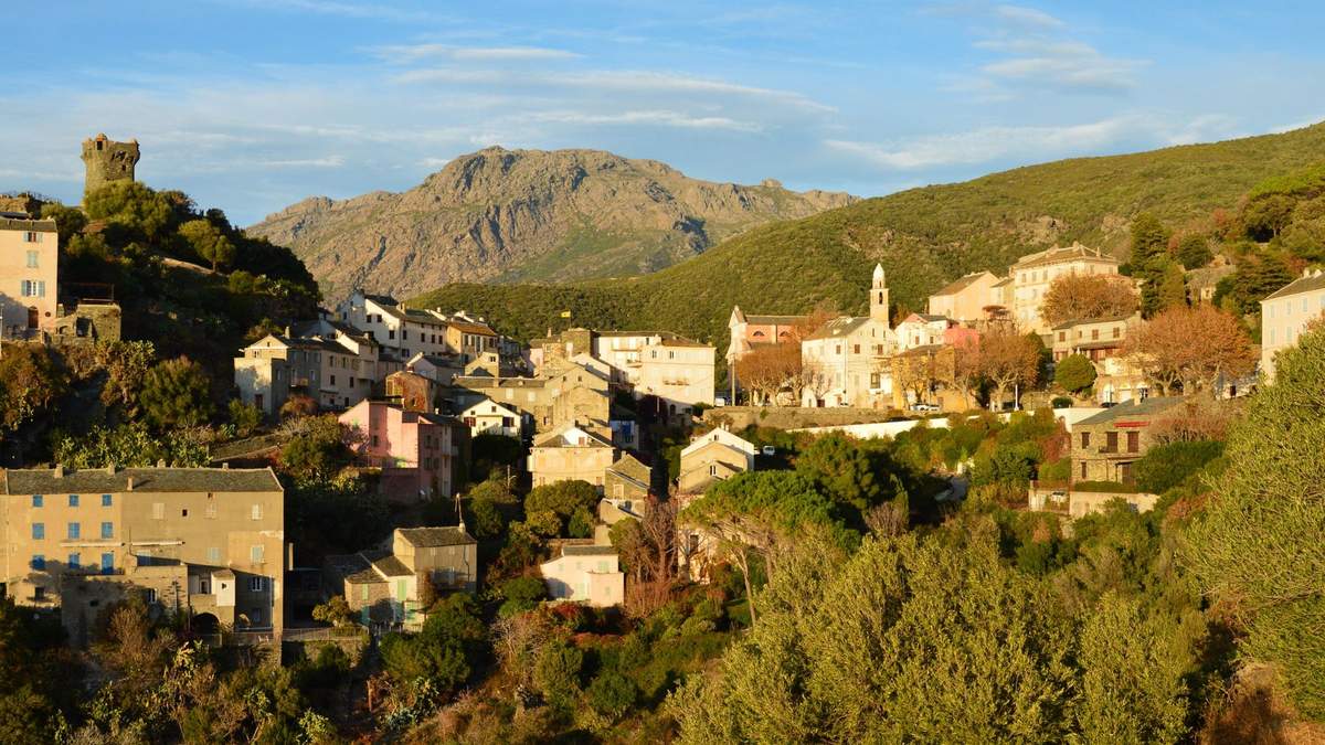 Toits serrés du village de Nonza, Cap Corse, vus depuis les hauteurs