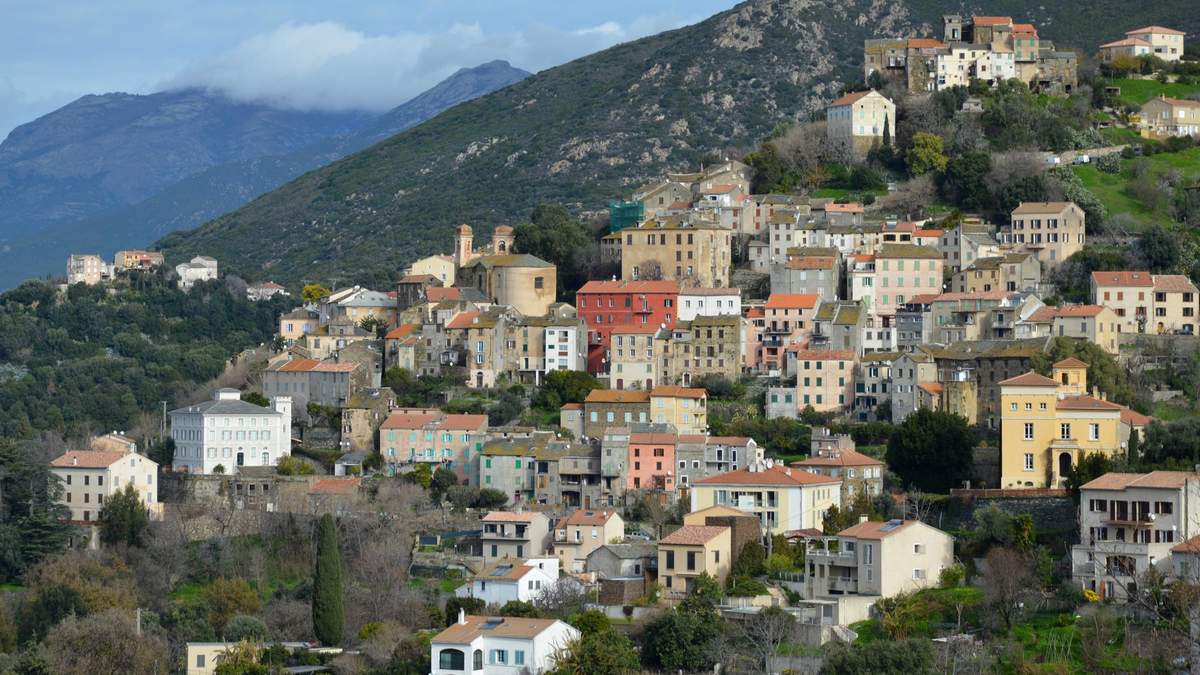 Toits en tuile canal et maisons de Corse, illustration pour la rénovation de toiture à Ventiseri