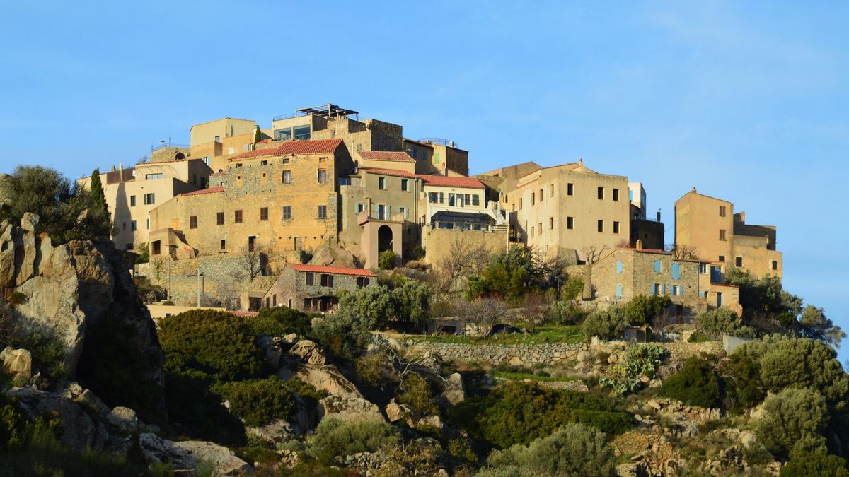 Toits en tuile canal et maisons de Corse, illustration pour la rénovation de toiture à Lecci